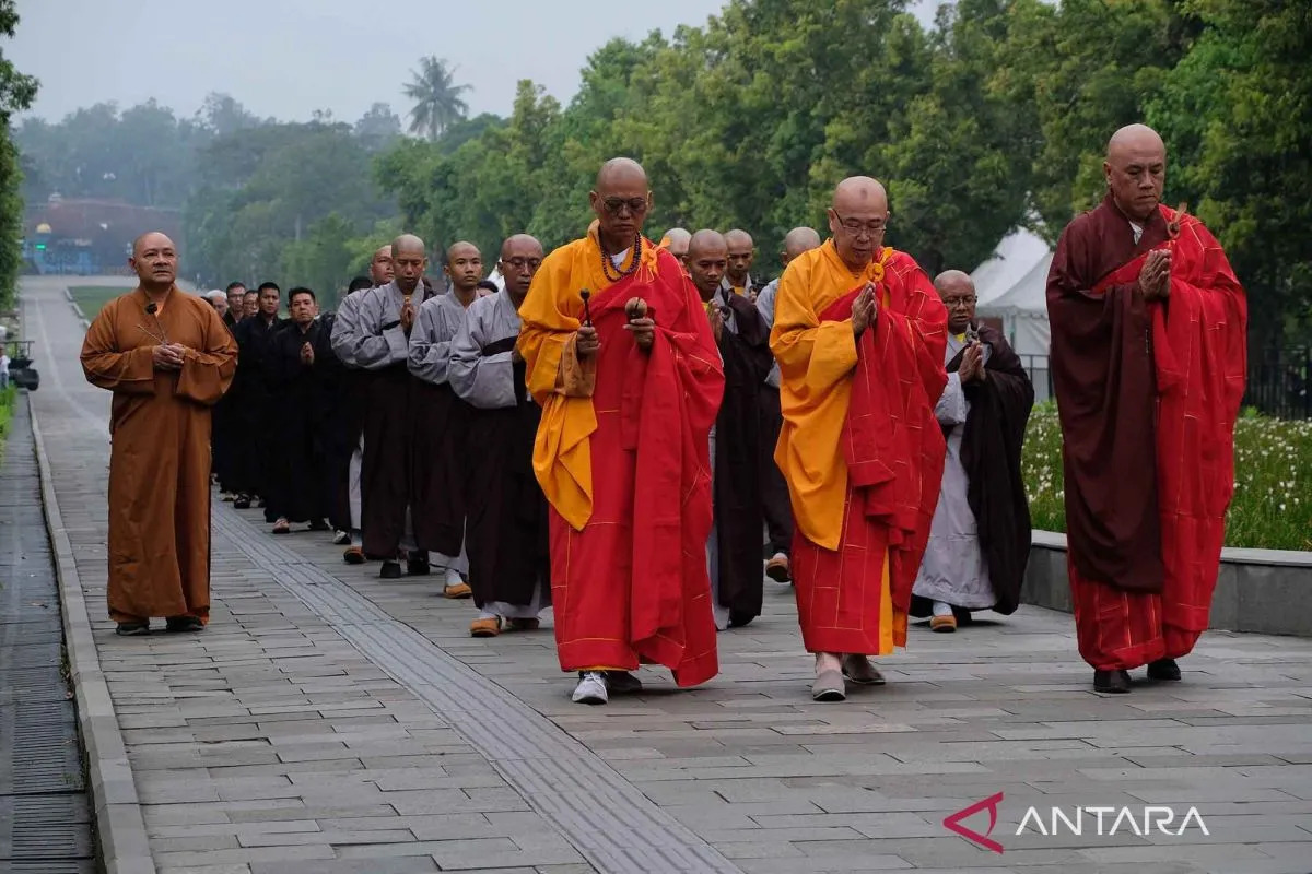 Para bhikkhu melakukan Namaskara, praktik penghormatan dengan membungkuk atau bersujud, dalam prosesi tiga langkah di Borobudur menjelang Waisak pada 28 Mei 2026.