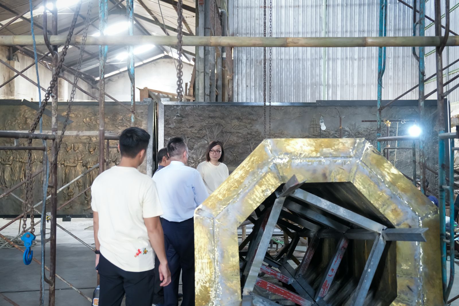 Kunjungan ke Studio Patung Yusman saat pengerjaan chattra yang direncanakan untuk Borobudur, April 2026.