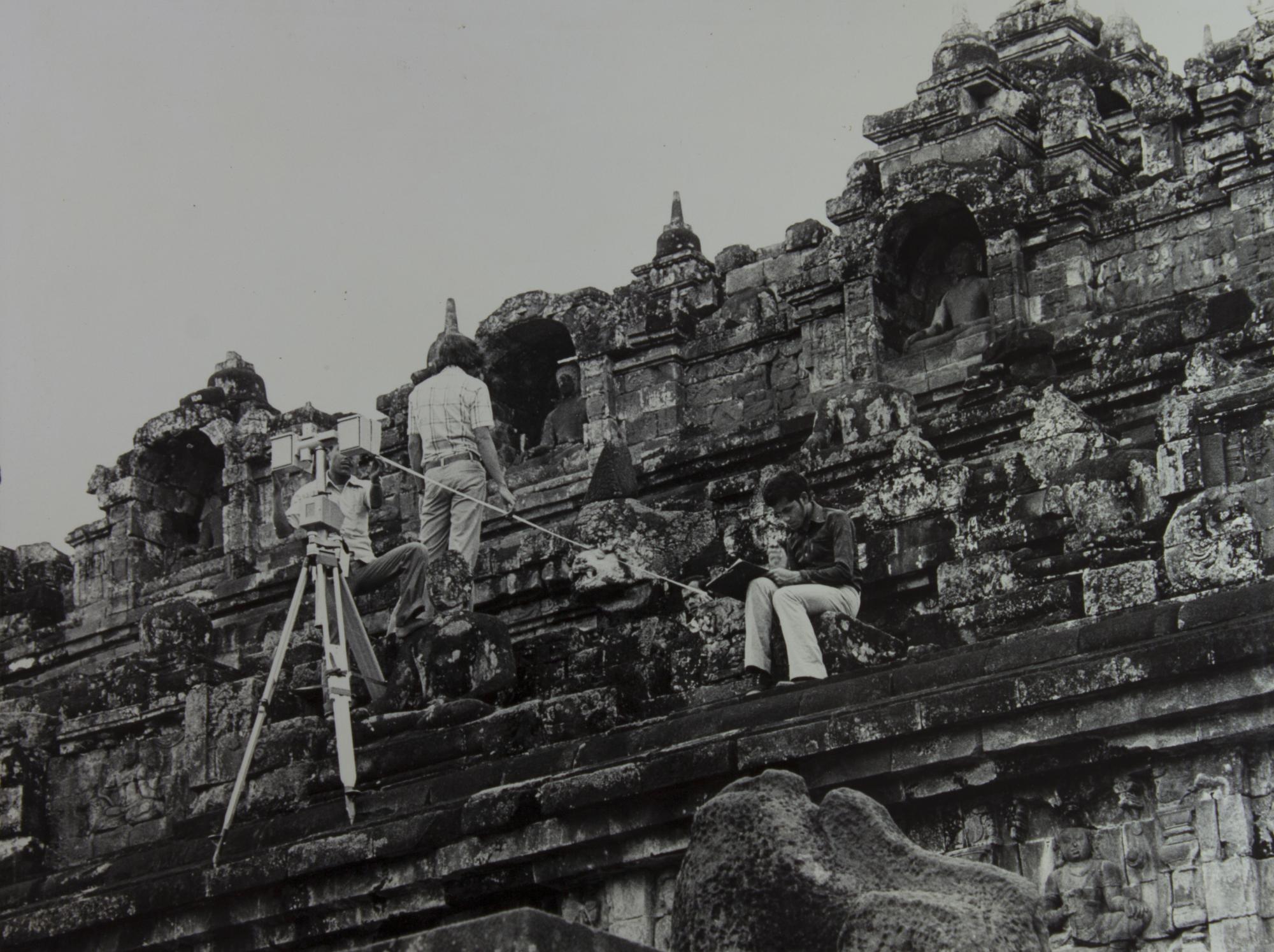 Dokumentasi survei di Borobudur, 14 Maret 1977. Nomor inventaris 35532, CA 8727.