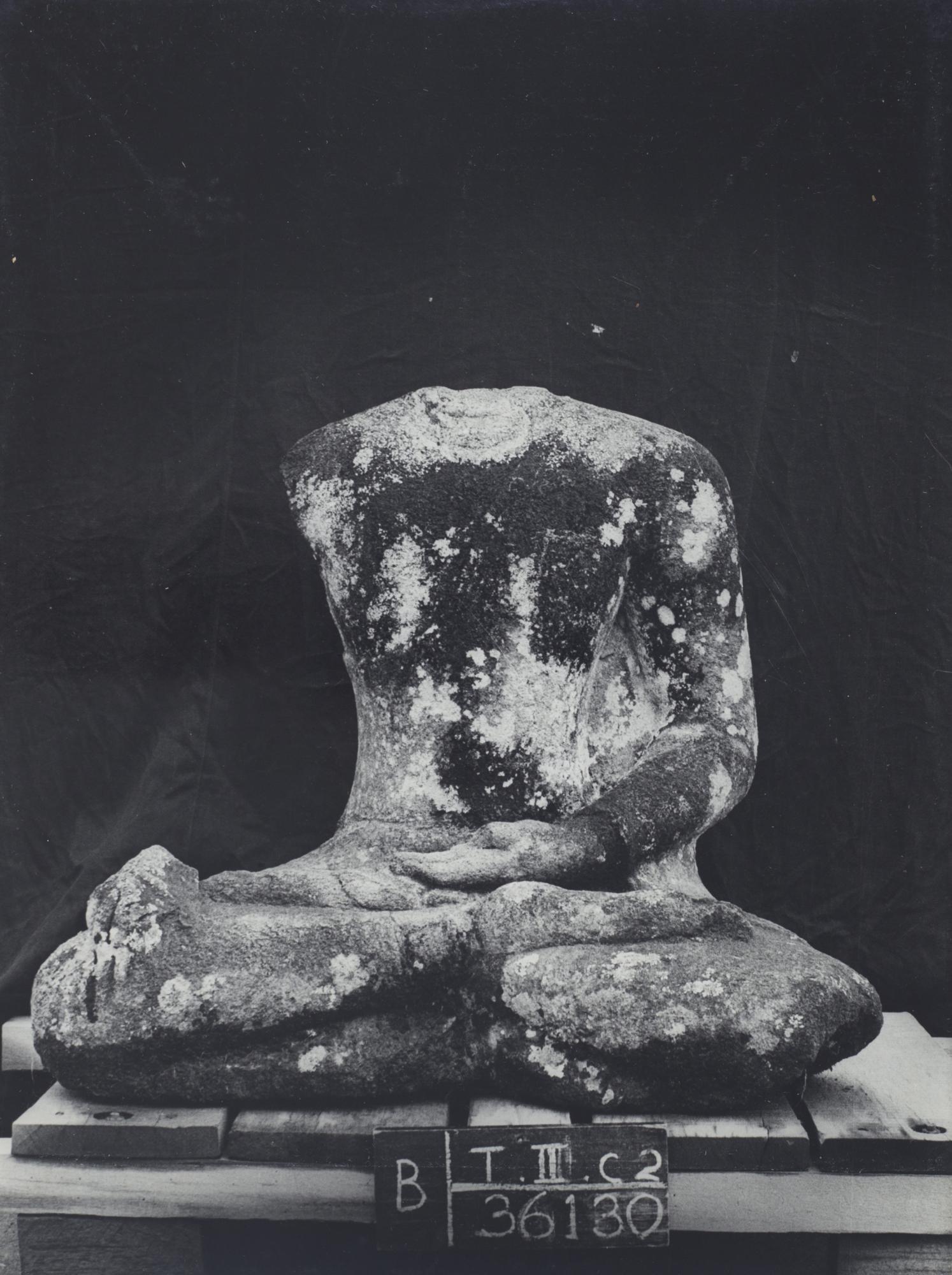 Foto arsip kondisi arca Buddha T.II.c2. sebelum dibersihkan.