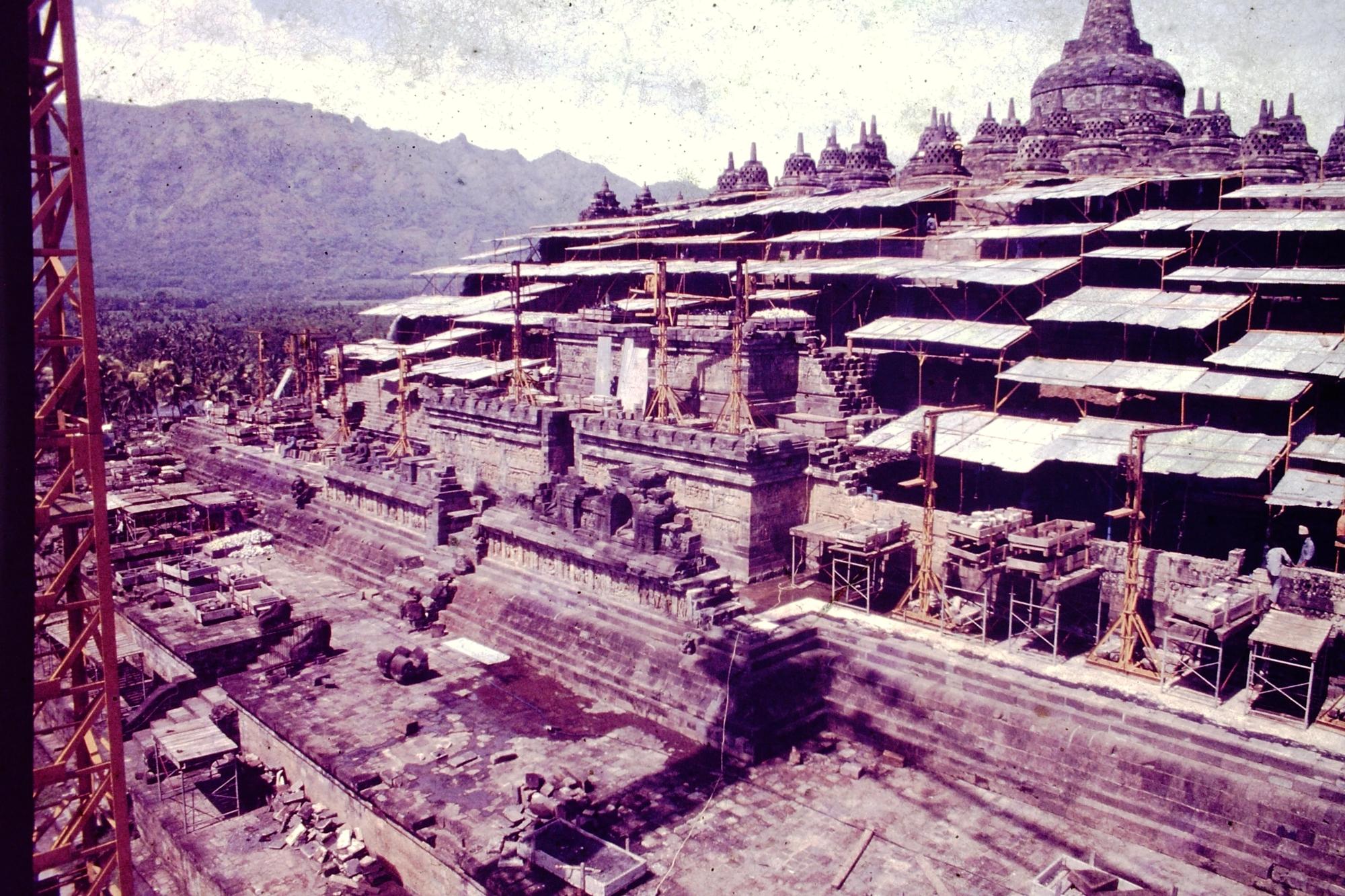 Pekerjaan pemugaran Borobudur pada Maret 1980, yang tersimpan dalam Arsip Konservasi Borobudur.
